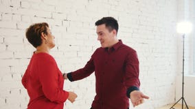 La femelle et le jeune homme de Moyen Âge danse le kizomba dans le studio, fin banque de vidéos La femelle et le jeune homme de Moyen Âge danse le kizomba dans le studio, fin banque de vidéos