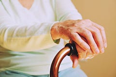 La femelle mûre à l'établissement de soins plus âgé obtient l'aide de l'infirmière de personnel d'hôpital Fermez-vous des mains f photographie stock libre de droits La femelle mûre à l'établissement de soins plus âgé obtient l'aide de l'infirmière de personnel d'hôpital Fermez-vous des mains f photographie stock libre de droits