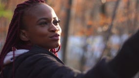 La femme afro-américaine de sourire prend le selfie La verticale de plan rapproché banque de vidéos La femme afro-américaine de sourire prend le selfie La verticale de plan rapproché banque de vidéos