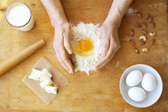La femme agée fait cuire les croissants français, découvrent les mains froissées, ingrédients, lumière chaude molle de matin, vue Photographie stock libre de droits La femme agée fait cuire les croissants français, découvrent les mains froissées, ingrédients, lumière chaude molle de matin, vue Photographie stock libre de droits