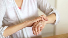 La femme agée s'appliquant hydratant la paume de crème de lotion en main, soulageant fait mal Une expérience supérieure de vieill banque de vidéos La femme agée s'appliquant hydratant la paume de crème de lotion en main, soulageant fait mal Une expérience supérieure de vieill banque de vidéos