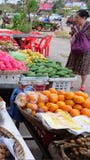 La femme asiatique pluse âgé choisit le fruit dans le bazar images libres de droits La femme asiatique pluse âgé choisit le fruit dans le bazar images libres de droits