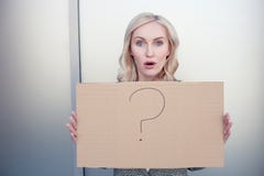 La femme attirante présente une plaquette avec Photos stock La femme attirante présente une plaquette avec Photos stock