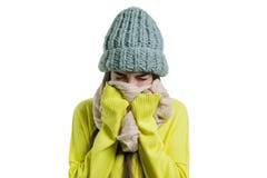 La femme a attrapé froid, dans une écharpe tricotée de chapeau, des éternuements, a couvert sa bouche de ses mains photographie stock La femme a attrapé froid, dans une écharpe tricotée de chapeau, des éternuements, a couvert sa bouche de ses mains photographie stock