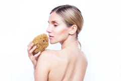 La femme avec le dos nu garde l'éponge naturelle Station thermale et beauté images stock La femme avec le dos nu garde l'éponge naturelle Station thermale et beauté images stock
