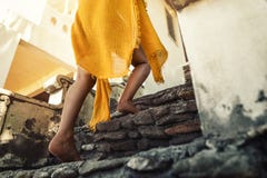 La femme bronzée par jeunes fait un pas en haut dans une robe de plage de vêtements de bain - le photos libres de droits La femme bronzée par jeunes fait un pas en haut dans une robe de plage de vêtements de bain - le photos libres de droits