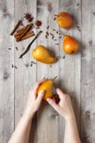 La femme a coupé la poire mûre pour le dessert doux épicé Image libre de droits La femme a coupé la poire mûre pour le dessert doux épicé Image libre de droits