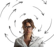 La femme d'affaires confuse a des vertiges concept d'effort et de surmenage images stock La femme d'affaires confuse a des vertiges concept d'effort et de surmenage images stock