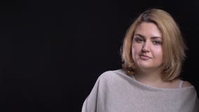 La femme d'affaires de poids excessif aux cheveux courts blonde d'une cinquantaine d'années observe dans la caméra calmement sur banque de vidéos La femme d'affaires de poids excessif aux cheveux courts blonde d'une cinquantaine d'années observe dans la caméra calmement sur banque de vidéos