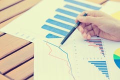 La femme d'affaires remet le stylo présentant le document de relevé de compte financier image stock La femme d'affaires remet le stylo présentant le document de relevé de compte financier image stock
