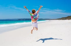 La femme d'été sautent pour la plage de joie Images libres de droits La femme d'été sautent pour la plage de joie Images libres de droits