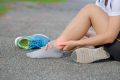 la femme de forme physique tenant sa blessure à la jambe de sports, muscle douloureux pendant la formation photos stock la femme de forme physique tenant sa blessure à la jambe de sports, muscle douloureux pendant la formation photos stock