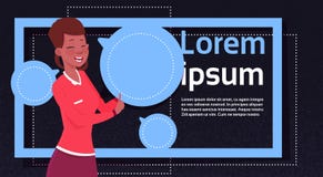 La femme employant le messager de causerie, prise de fille bouillonne, aide virtuelle de soutien de site Web ou applications mobi illustration libre de droits La femme employant le messager de causerie, prise de fille bouillonne, aide virtuelle de soutien de site Web ou applications mobi illustration libre de droits