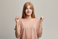 La femme enthousiaste émotive commande des émotions avec les mains augmentées images stock La femme enthousiaste émotive commande des émotions avec les mains augmentées images stock