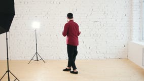La femme et le jeune homme de Moyen Âge danse le kizomba dans le studio, fin banque de vidéos La femme et le jeune homme de Moyen Âge danse le kizomba dans le studio, fin banque de vidéos