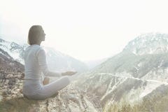 La femme faisant le yoga s'exerce au-dessus du dessus d'une montagne image stock La femme faisant le yoga s'exerce au-dessus du dessus d'une montagne image stock
