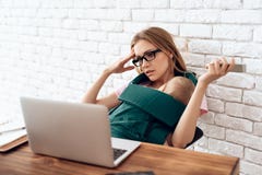 La femme fatiguée d'affaires avec nouveau-né essayent de travailler photo libre de droits La femme fatiguée d'affaires avec nouveau-né essayent de travailler photo libre de droits