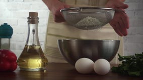 La femme font la pâte de pizza et la farine de truie, vidéo de hd de mouvement lent clips vidéos La femme font la pâte de pizza et la farine de truie, vidéo de hd de mouvement lent clips vidéos