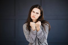 La femme fâchée furieuse dans la rage serre des poings photos libres de droits La femme fâchée furieuse dans la rage serre des poings photos libres de droits