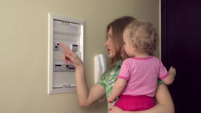 La femme heureuse de mère avec peu de fille de fille allument le levier dans la boite à fusible banque de vidéos La femme heureuse de mère avec peu de fille de fille allument le levier dans la boite à fusible banque de vidéos