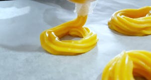 La femme prépare les desserts à la crème délicieux appelés le zeppole de St Joseph dans une moule avec un saccapoche, traditionne La femme prépare les desserts à la crème délicieux appelés le zeppole de St Joseph dans une moule avec un saccapoche, traditionne