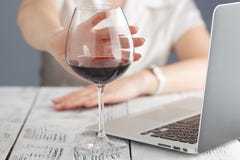 La femme refuse de boire d'un vin photographie stock La femme refuse de boire d'un vin photographie stock