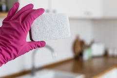 La femme remet les gants protecteurs de port et tenir l'éponge de nettoyage sur le fond blanc de cuisine Concept de cuisine propr images libres de droits La femme remet les gants protecteurs de port et tenir l'éponge de nettoyage sur le fond blanc de cuisine Concept de cuisine propr images libres de droits