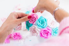 La femme rendant artificielle s'est levée image stock La femme rendant artificielle s'est levée image stock