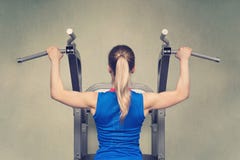 La femme sexy d'ajustement exécutant la traction se lève dans une barre formation dure blanc d'isolement de vue arrière images stock La femme sexy d'ajustement exécutant la traction se lève dans une barre formation dure blanc d'isolement de vue arrière images stock