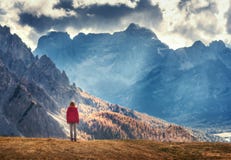 La femme sur la colline regarde sur les montagnes majestueuses le coucher du soleil photo stock La femme sur la colline regarde sur les montagnes majestueuses le coucher du soleil photo stock