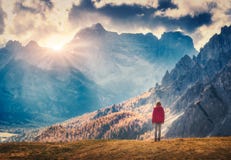 La femme sur la colline regarde sur les montagnes majestueuses le coucher du soleil images libres de droits La femme sur la colline regarde sur les montagnes majestueuses le coucher du soleil images libres de droits