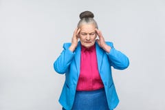 La femme âgée ont la migraine et la douleur de mal de tête photo stock La femme âgée ont la migraine et la douleur de mal de tête photo stock