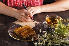 La femme écrivent la recette de la tisane photos libres de droits La femme écrivent la recette de la tisane photos libres de droits