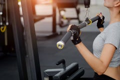 La femme établissent dans le gymnase de forme physique image stock La femme établissent dans le gymnase de forme physique image stock