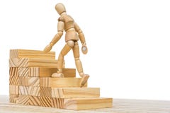 La figura de madera sube una escalera de madera como símbolo del adelanto de la carrera imagen de archivo libre de regalías La figura de madera sube una escalera de madera como símbolo del adelanto de la carrera imagen de archivo libre de regalías