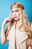 La fille assez blonde de jeunes avec les cheveux blonds bouclés et peu abaisse le sourire heureux sur le fond de ciel bleu, perso Image stock La fille assez blonde de jeunes avec les cheveux blonds bouclés et peu abaisse le sourire heureux sur le fond de ciel bleu, perso Image stock