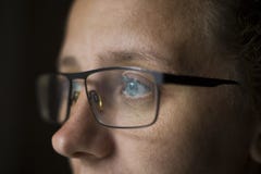 La fille avec des verres avec de beaux yeux semble les yeux myst?rieux, le concept de l'examination l'avenir de nouvelles technol images libres de droits La fille avec des verres avec de beaux yeux semble les yeux myst?rieux, le concept de l'examination l'avenir de nouvelles technol images libres de droits