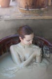 La fille dans le bain de boue Concept de relaxation Nha Trang, Vietnam photos stock La fille dans le bain de boue Concept de relaxation Nha Trang, Vietnam photos stock