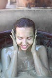 La fille dans le bain de boue Concept de relaxation Nha Trang, Vietnam images stock La fille dans le bain de boue Concept de relaxation Nha Trang, Vietnam images stock