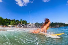 La fille dans le bikini a un amusement sur le panneau de ressac Images stock La fille dans le bikini a un amusement sur le panneau de ressac Images stock
