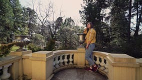 La fille dans les jeans et des espadrilles se tient sur un balcon antique et admire la beauté autour dans les sunlights banque de vidéos La fille dans les jeans et des espadrilles se tient sur un balcon antique et admire la beauté autour dans les sunlights banque de vidéos