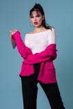 La fille de mode avec coloré composent tenir une chaussure de talon haut dans sa main photo libre de droits La fille de mode avec coloré composent tenir une chaussure de talon haut dans sa main photo libre de droits
