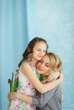 La fille a donné à sa mère un bouquet des tulipes Images libres de droits La fille a donné à sa mère un bouquet des tulipes Images libres de droits