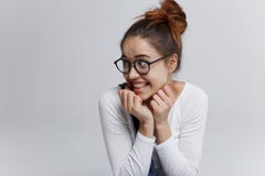 La fille drôle et jolie est un timide photo stock La fille drôle et jolie est un timide photo stock