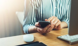 La fille employant le smartphone de doigt, le contact de femme au téléphone portable d'écran en atmosphère de local commercial ou Photographie stock libre de droits La fille employant le smartphone de doigt, le contact de femme au téléphone portable d'écran en atmosphère de local commercial ou Photographie stock libre de droits