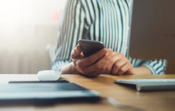La fille employant le smartphone de doigt, le contact de femme au téléphone portable d'écran en atmosphère de local commercial ou Photographie stock libre de droits La fille employant le smartphone de doigt, le contact de femme au téléphone portable d'écran en atmosphère de local commercial ou Photographie stock libre de droits