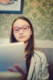 la fille en verres s'assied dans un café et écrit dans un carnet photo stock la fille en verres s'assied dans un café et écrit dans un carnet photo stock