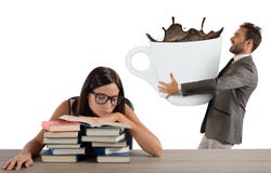 La fille fatiguée a besoin de caféine images libres de droits La fille fatiguée a besoin de caféine images libres de droits