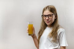 La fille heureuse blonde tient dans sa main un verre de jus frais R?gime sain Veggie et Vegan images stock La fille heureuse blonde tient dans sa main un verre de jus frais R?gime sain Veggie et Vegan images stock