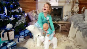 La fille joue avec une poupée, l'enfant jouant près de l'arbre de Noël, le ` s Ève, temps de Noël des miracles, jouet de nouvelle banque de vidéos La fille joue avec une poupée, l'enfant jouant près de l'arbre de Noël, le ` s Ève, temps de Noël des miracles, jouet de nouvelle banque de vidéos